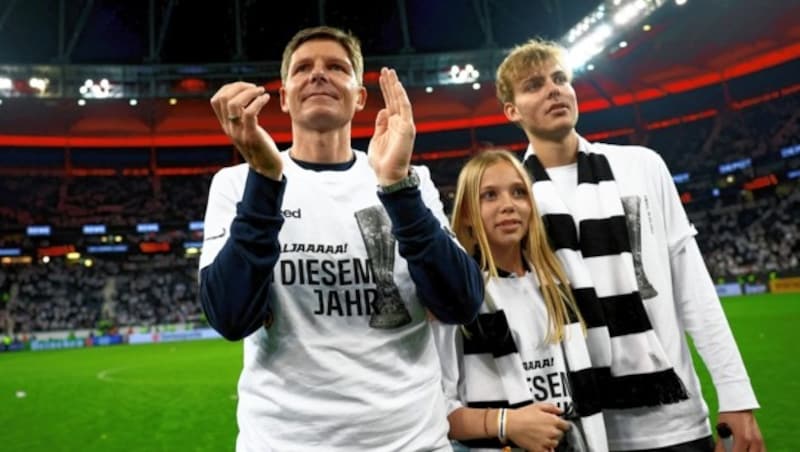 Soccer Football - Europa League - Semi Final - Second Leg - Eintracht Frankfurt v West Ham United - Deutsche Bank Park, Frankfurt, Germany - May 5, 2022 Eintracht Frankfurt coach Oliver Glasner celebrates with family after reaching the Europa League final after the match REUTERS/Kai Pfaffenbach (Bild: REUTERS)