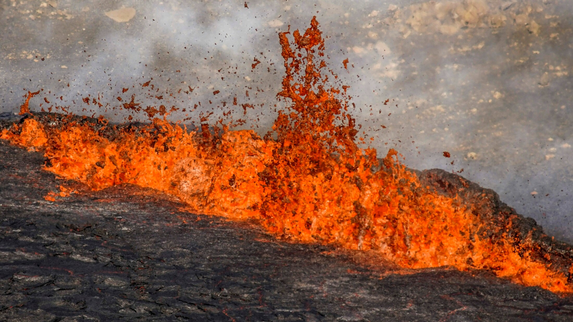 Spuckt Aus Spalte Lava - Island: Vulkan Fagradalsfjall Erneut ...