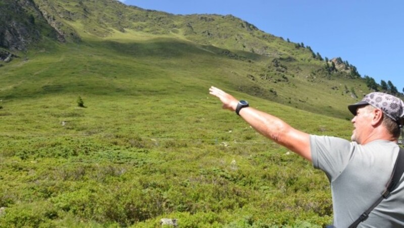 Franz-Josef Holzknecht zeigt das Unvorstellbare: Diese Bergwiesen über 2000 m wurden allesamt gemäht. (Bild: Daum Hubert)