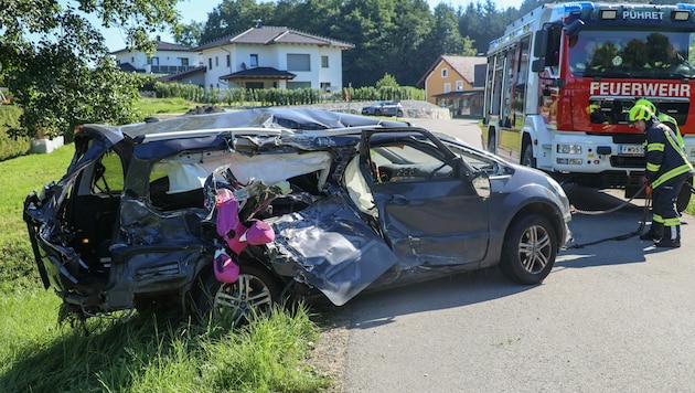 Das Unfallauto ist nur noch ein Wrack (Bild: laumat.at/Matthias Lauber)