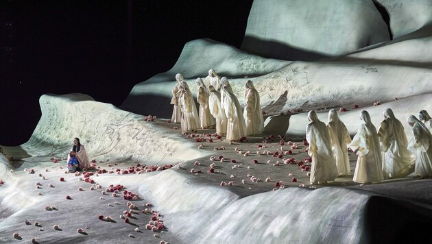 „Madame Butterfly“ von Puccini ist heuer in der Regie von Andreas Homoki auf der Seebühne in Bregenz zu sehen. Das Bühnenbild stellt ein Blatt Papier dar und ist ein wahrer Verwandlungs- Künstler. (Bild: ©anja koehler | andereart.de)