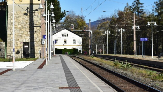 Am Bahnhof Semmering sprang der Güterzug-Waggon aus den Schienen. (Bild: gallas - stock.adobe.com)