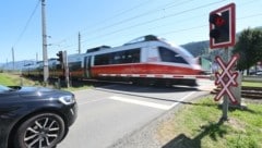 Auf dieser Kreuzung in St. Johann starben am Mittwoch zwei Menschen bei einem dramatischen Unglück. Das Auto war zwischen den Schranken gefangen. (Bild: Birbaumer Christof)