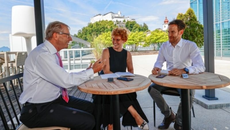 Salzburgs Landeshauptmann Wilfried Haslauer mit den „Krone“-Redakteuren Ida Metzger und Valentin Snobe (Bild: Markus Tschepp)