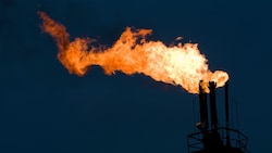 Kann Erdgas nicht transportiert werden, wird es oft abgefackelt. (Bild: Paul Souders | WorldFoto)