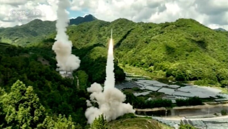 Im chinesischen Staatsfernsehen wurden Bilder von „Präzisionsraketenangriffen“ gezeigt, die in der Meerenge vor Taiwan durchgeführt wurden. (Bild: AP)