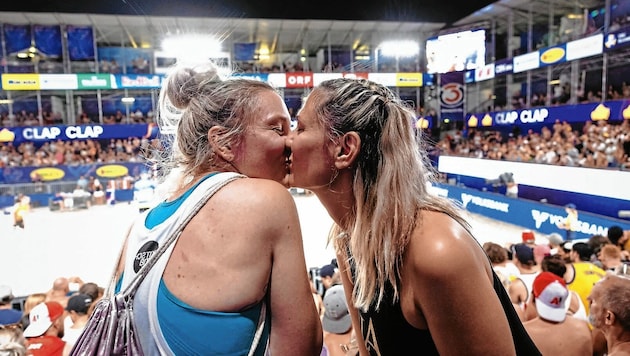 Bei den beiden Ladies schlug die „Kiss-Cam“ zu (Bild: Mario Urbantschitsch)