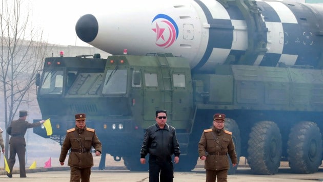 Nordkoreas Machthaber Kim Jong Un vor einer Interkontinentalrakete (Bild: AFP)