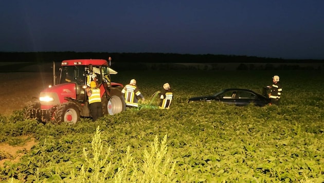 In diesem Acker war die Flucht des Schleppers zu Ende. (Bild: FF Nikitsch)