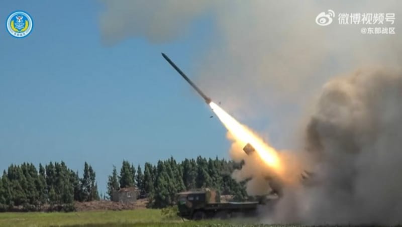 Als Reaktion auf den Besuch von US-Spitzenpolitikerin Nancy Pelosi in Taiwan startete China am Dienstag mehrere Militärmanöver in Grenznähe. (Bild: AFP)