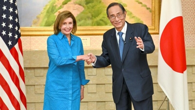 Nancy Pelosi mit ihrem japanischen Amtskollegen Hiroyuki Hosoda (Bild: AFP)