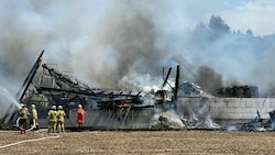 Feuer zerstörte eine Maschinenhalle in Gröming (Bild: Markus Tschepp)