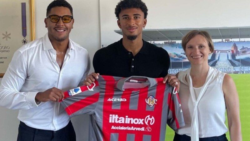 Emanuel Aiwu mit Manager Marcel Brillmann und Mama Heidi (Bild: zVg)