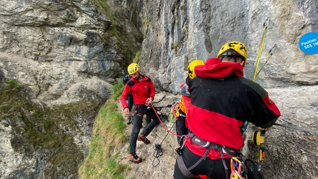 Viele Einsätze gab es auf Klettersteigen, wo sich Bergfexe überschätzt hatten - hier in Kramsach. (Bild: ZOOM.TIROL)