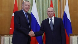 Der russische Präsident Recep Tayyip Erdogan und sein türkischer Amtskollege Wladimir Putin (v. l.) (Bild: AP)