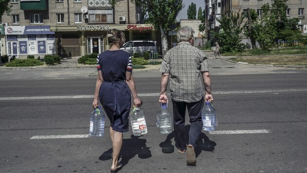 Die Einwohner Mykolajiws sollen sich mit dem Notwendigsten versorgen - die Allgemeine Ausgangssperre von Freitagabend bis Montag früh. (Bild: AFP/BULENT KILIC)