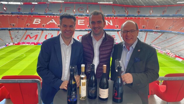 Tunkel, Oschep und Liegenfeld (li.) legten in der Arena des FC Bayern München den Grundstein für die künftige Kooperation. (Bild: Privat)