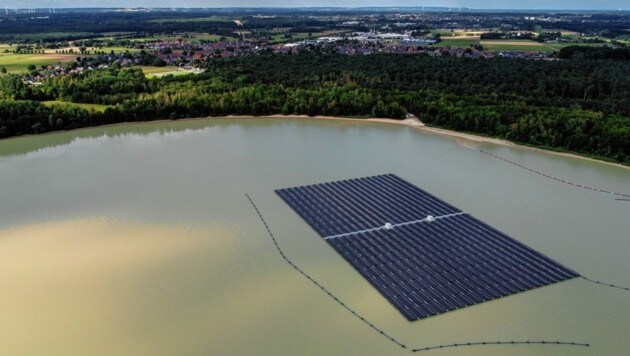 Die größte schwimmende Fotovoltaik-Anlage Deutschlands ging im Mai in Betrieb. Machen solche „Sonnenstrom-Inseln“ auch in der Steiermark Schule? (Bild: EPA)