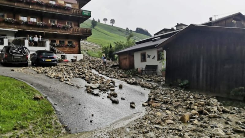 Aufgrund starker Verklausungen sammelte sich im Zillertal auch Geröll zwischen einigen Häusern. (Bild: zoom.tirol)