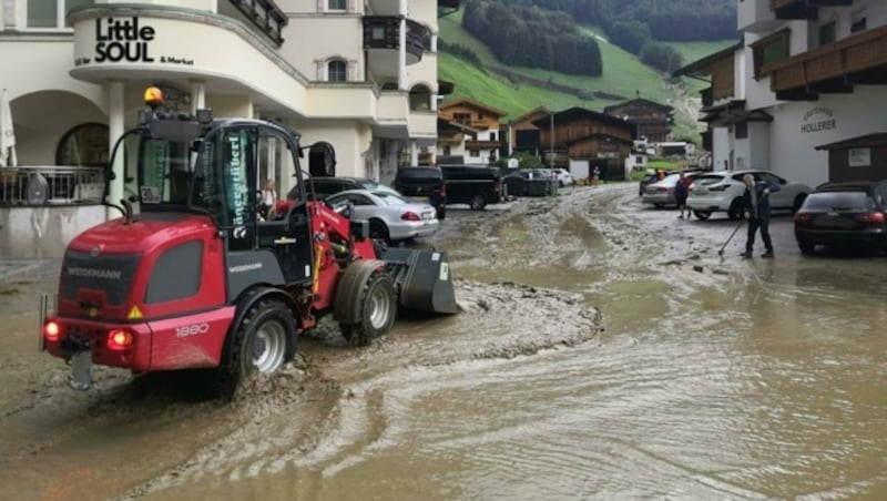 In Gerlos kam es zu Überschwemmungen auf den Straßen. (Bild: APA/ZOOM.TIROL)