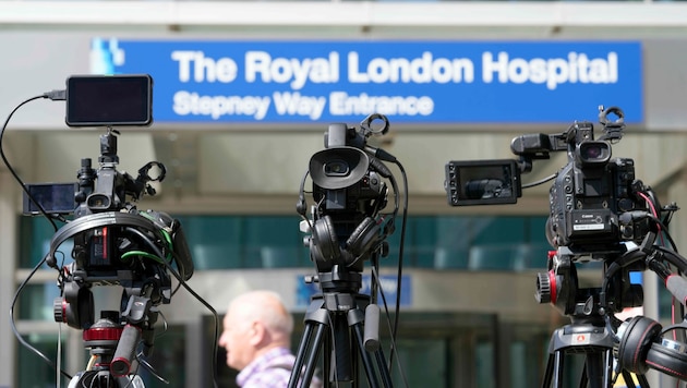 Der zwölfjährige Bub liegt im Royal London Hopsital im Koma. Der tragische Fall erregte international Aufsehen. (Bild: AP)