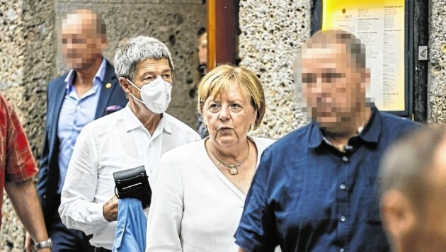 Angela Merkel wird bis heute streng bewacht. Drei Bodyguards waren anwesend, als sie und ihr Mann aßen. (Bild: Markus Tschepp)