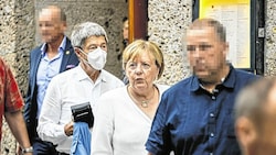 Angela Merkel wird bis heute streng bewacht. Drei Bodyguards waren anwesend, als sie und ihr Mann aßen. (Bild: Markus Tschepp)