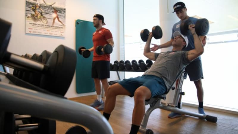 Christian Hirschbühl (l.) freut sich schon wieder auf die gemeinsamen Trainings mit seinen neuen ÖSV-Gruppenkollegen Patrick (stehend) und Lukas Feurstein (sitzend). (Bild: ANDREAS TROESTER)