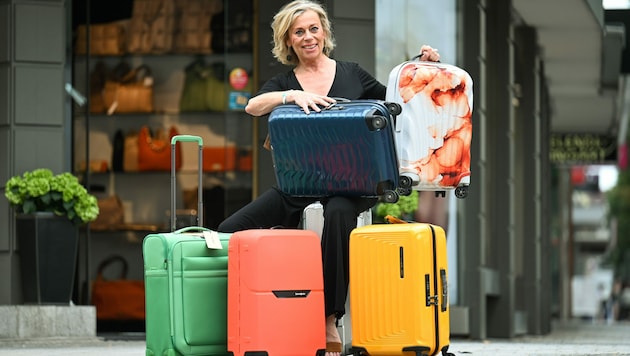 Der Trend zu bunten Koffern ist spürbar, so Petra Illenberger. (Bild: Markus Wenzel)