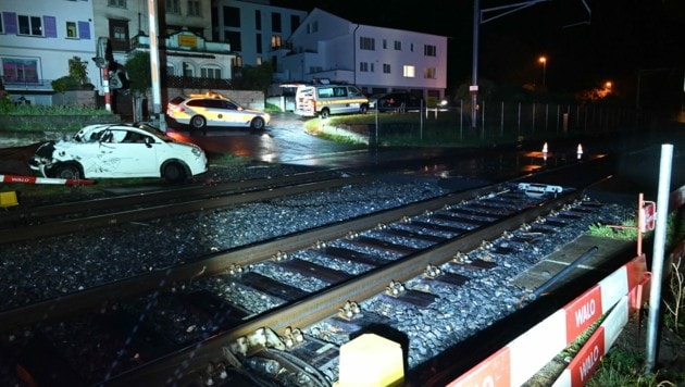 Der Fiat 500 wurde bei dem Zusammenstoß mit dem Zug komplett zerstört. (Bild: Kapo St. Gallen)