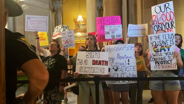 Proteste gegen das fast vollständige Abtreibungsverbot in Indiana (Bild: AP)