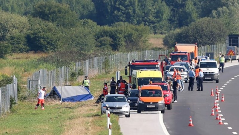 Fotos zeigen die Unfallstelle auf der Autobahn 60 Kilometer nordwestlich von Zagreb. (Bild: AFP)