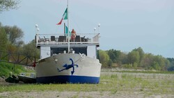 Dieses Restaurant-Schiff in Ficarolo ist durch die Dürre „auf Grund gelaufen“. (Bild: Associated Press)