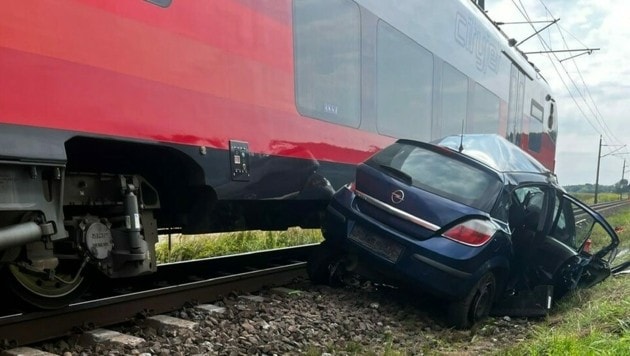 Das Auto wurde 300 Meter vom Zug mitgeschleift. (Bild: FF Neudorf ob Wildon)