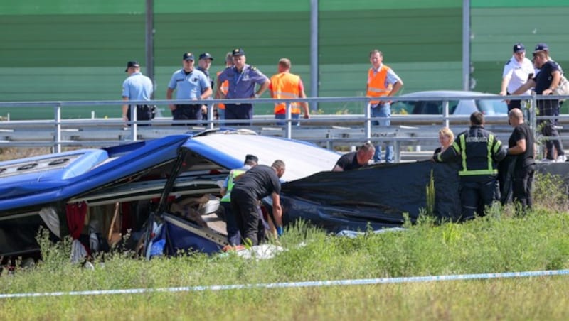 Die Ursache ist noch unklar, möglicherweise schlief der Busfahrer am Steuer ein. (Bild: APA/AFP/DAMIR SENCAR)