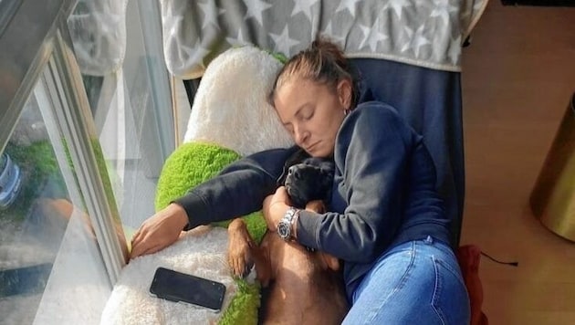 Katharina Nehammer mit dem Hund der Familie (Bild: zVg)