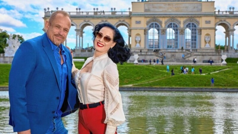 Auch Dita Von Teese (im Bild mit Gery Keszler) ist an Bord. (Bild: Starpix/ Alexander TUMA)