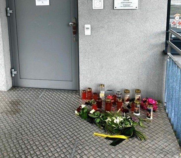 Vor dem Eingang der Praxis erinnern Blumen und Grabkerzen an ihr Drama. (Bild: Foto: Martina Prewein, Krone KREATIV)
