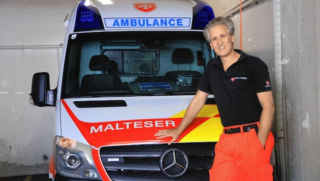 Johann-Philipp Spiegelfeld fährt ehrenamtlich Rettungsdienst bei den Maltesern - am Dienstag lädt er wieder zu „Herrschaftszeiten“ (21.05 Uhr, ORF 2). (Bild: Zwefo)