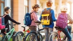 Ohne Umwege sollen in Laxenburg die Kinder mit dem Fahrrad zum Bildungscampus kommen. Doch es gibt Widerstand gegen den geplanten Radweg. (Bild: stock.adobe.com)