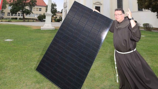 Pater Thomas möchte eine Photovoltaikanlage am Dach der Basilika Frauenkirchen, doch das Denkmalamt hat Bedenken. (Bild: Judt Reinhard)