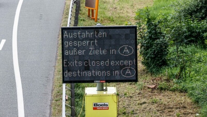 Die Abfahrtssperren entlang der A10 zeigen zwar Wirkung, doch trotzdem kam es in Hallein zu mehr Verkehr als sonst. (Bild: Tschepp Markus)