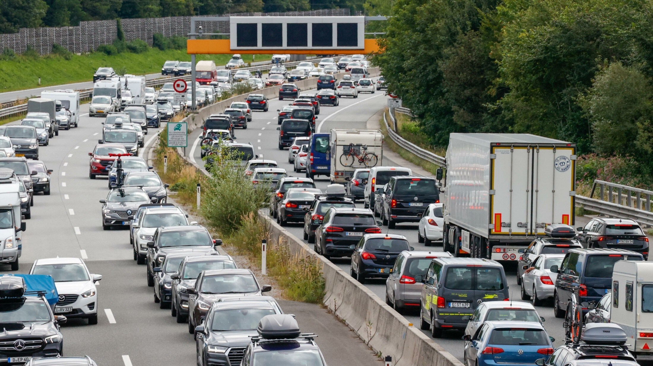 Viele Abgefahren - Mega-Stau Auf Der A10: Jetzt In Beide Richtungen ...