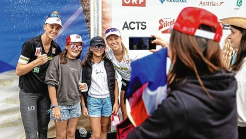 Die Klingers nehmen sich für ihre Fans Zeit: Am Samstag schossen diese fleißig Fotos und holten sich Autogramme. (Bild: Mario Urbantschitsch)