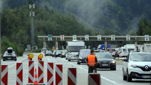 Geht es nach Ministerin Edtstadler, sollen weniger Tempo auf den Straßen und eine wärmer gestellte Klimaanlage Energie einsparen. (Bild: SOBE HERMANN)