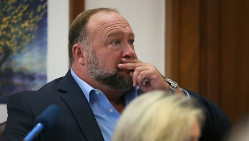 In seinen Shows tritt Alex Jones markig auf, vor Gericht machte der rechtspopulistische Moderator keine gute Figur. (Bild: AP)