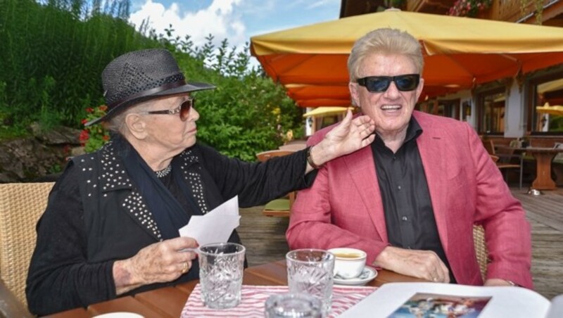 Ein Herz und eine Seele waren Heino und seine Hannelore. Sie starb vor kurzem in Kitzbühel und wurde dort am Friedhof mit Blick auf den Hahnenkamm am Mittwoch bestattet. (Bild: Hubert Berger)