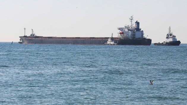 Wieder verlässt ein Frachter Odessa (Bild: AP)