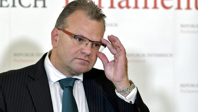 Hans-Jörg Jenewein has spoken out for the first time in the Russian espionage affair. He had his lawyers deny all allegations. (Bild: APA/Herbert Neubauer)