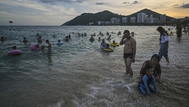 Nach einem Corona-Ausbruch im Urlauberort Sanya sind nun 80.000 Touristen „gefangen“. (Bild: AFP)